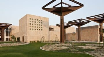وظائف كلية الدوحة فى قطر