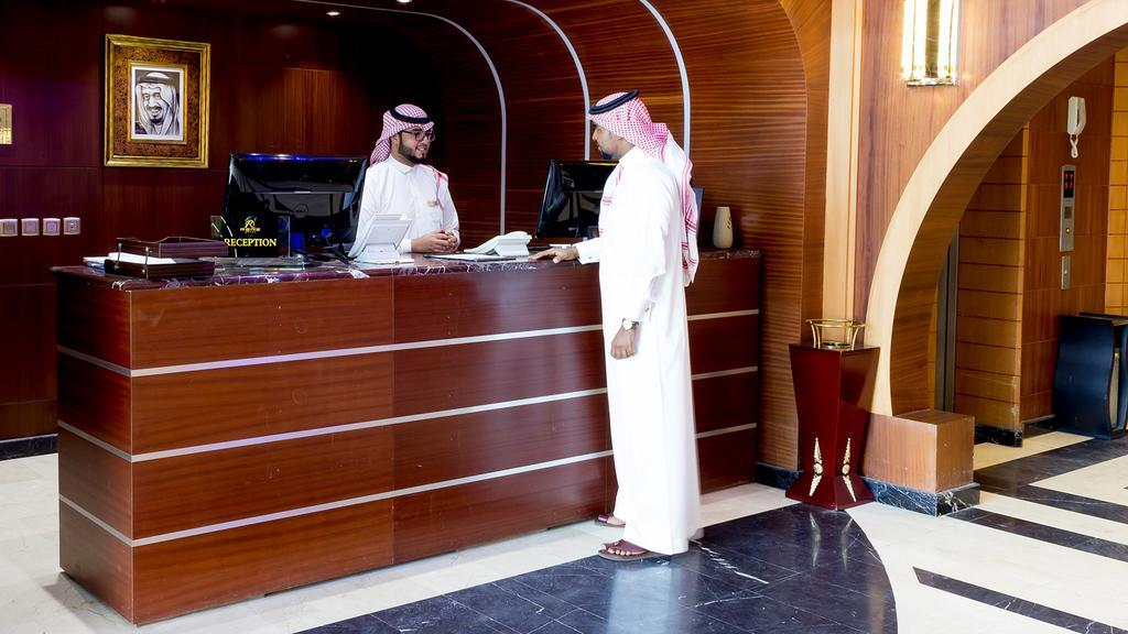 مطلوب موظف استقبال فندق براتب 4000 ريال (رجال ونساء) ثانوية فأعلي 1 مطلوب موظف استقبال فندق